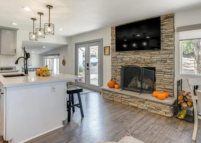 Holiday home Relax Fireside: Retreat W/ Hot Tub! *