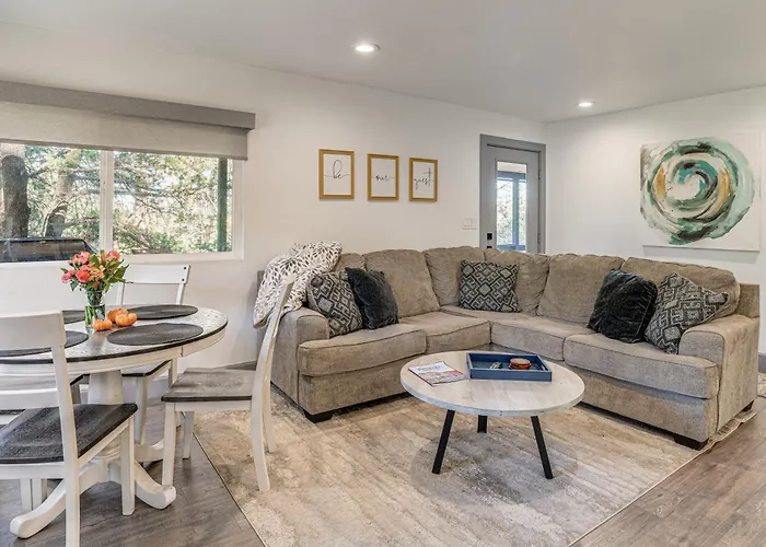 Relax Fireside: Retreat W/ Hot Tub! Holiday home Prescott